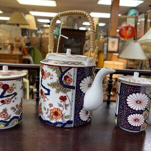 Vintage Imari style tea set. Lidded Teapot with 2 Lidded Glasses